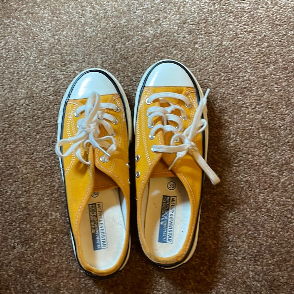 Cute spring converse like slip on shoes, perfect for spring.